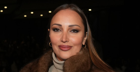 ALEKSANDRA PRIJOVIĆ PALA NA BINI: "Dobro sam zviznula o pod" - Ozbiljan peh na koncertu, evo šta joj je majka rekla (VIDEO)