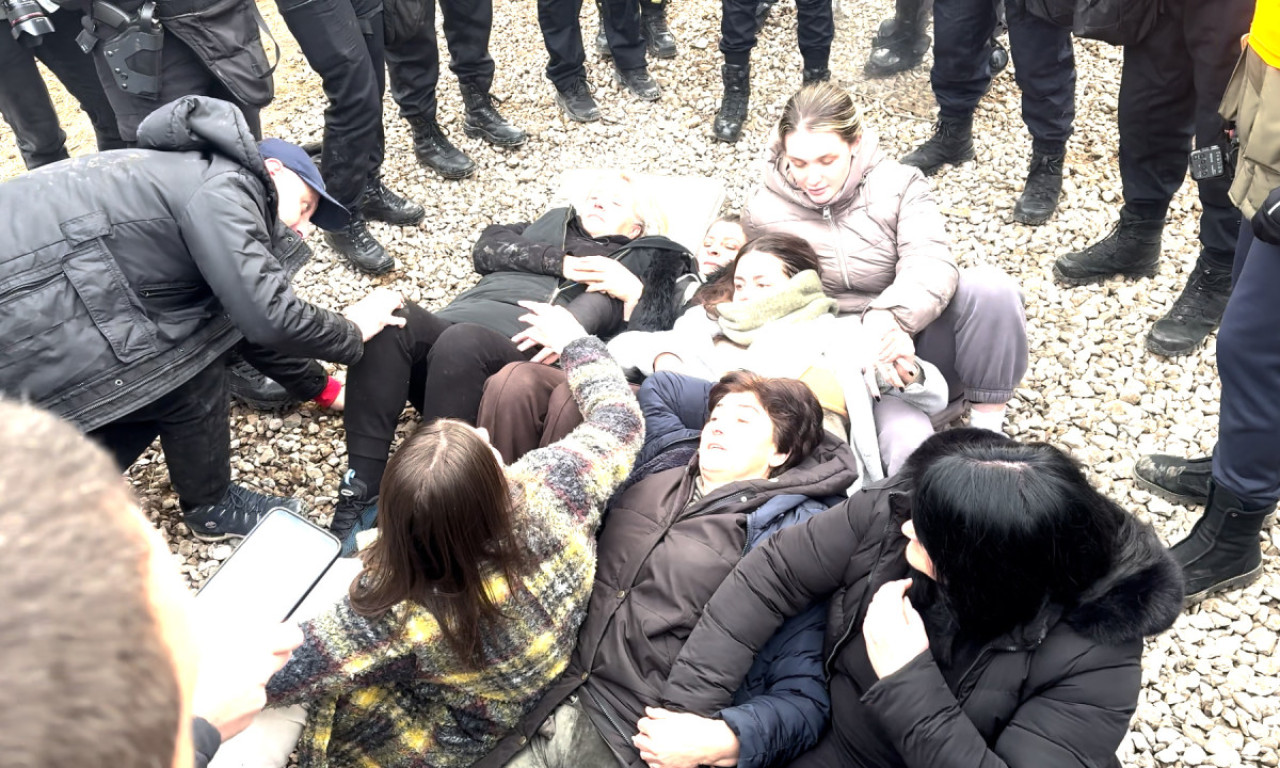 POLICIJA KRENULA NA DECU I STARE! Tužne slike iz Botuna obilaze region, meštani telima branili teritoriju (FOTO)