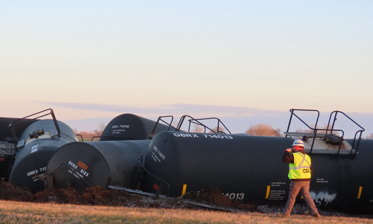 HAVARIJA U KENTAKIJU! Voz iskočio iz šina, curele opasne materije, meštani dobili posebno naređenje (FOTO)