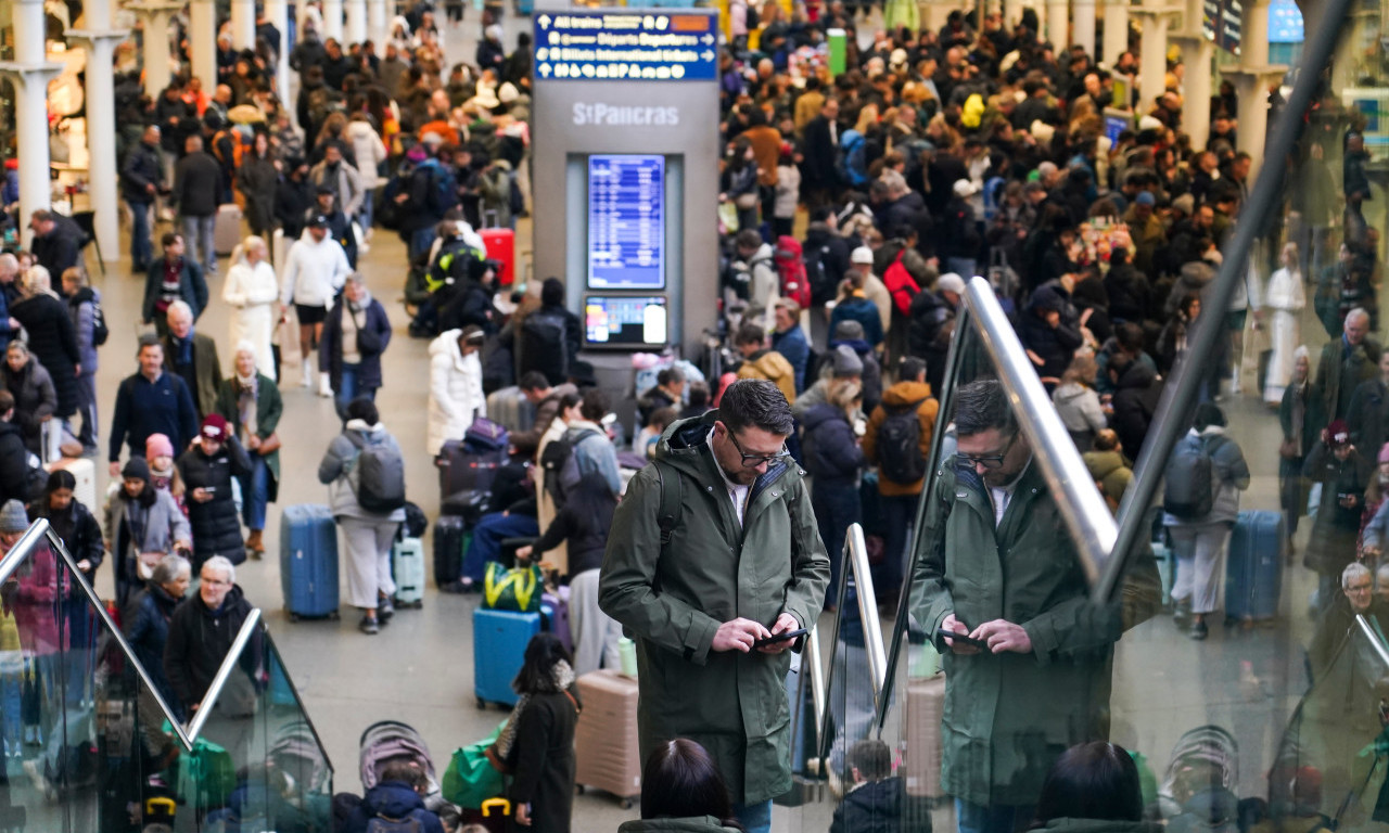 DRUGI DAN KASNE VOZOVI KROZ TUNEL ISPOD LAMANŠA: Putnici očajni, satima su zaglavljeni - katastrofi se ne nazire kraj (FOTO)