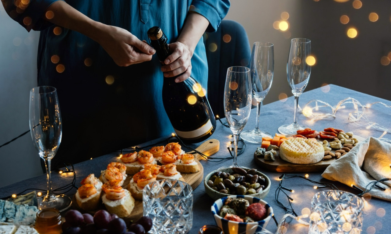 KAKO SE TRADICIONALNO SPREMA TRPEZA ZA SRPSKU NOVU GODINU Evo šta se stavlja na sto, a šta izbegava!