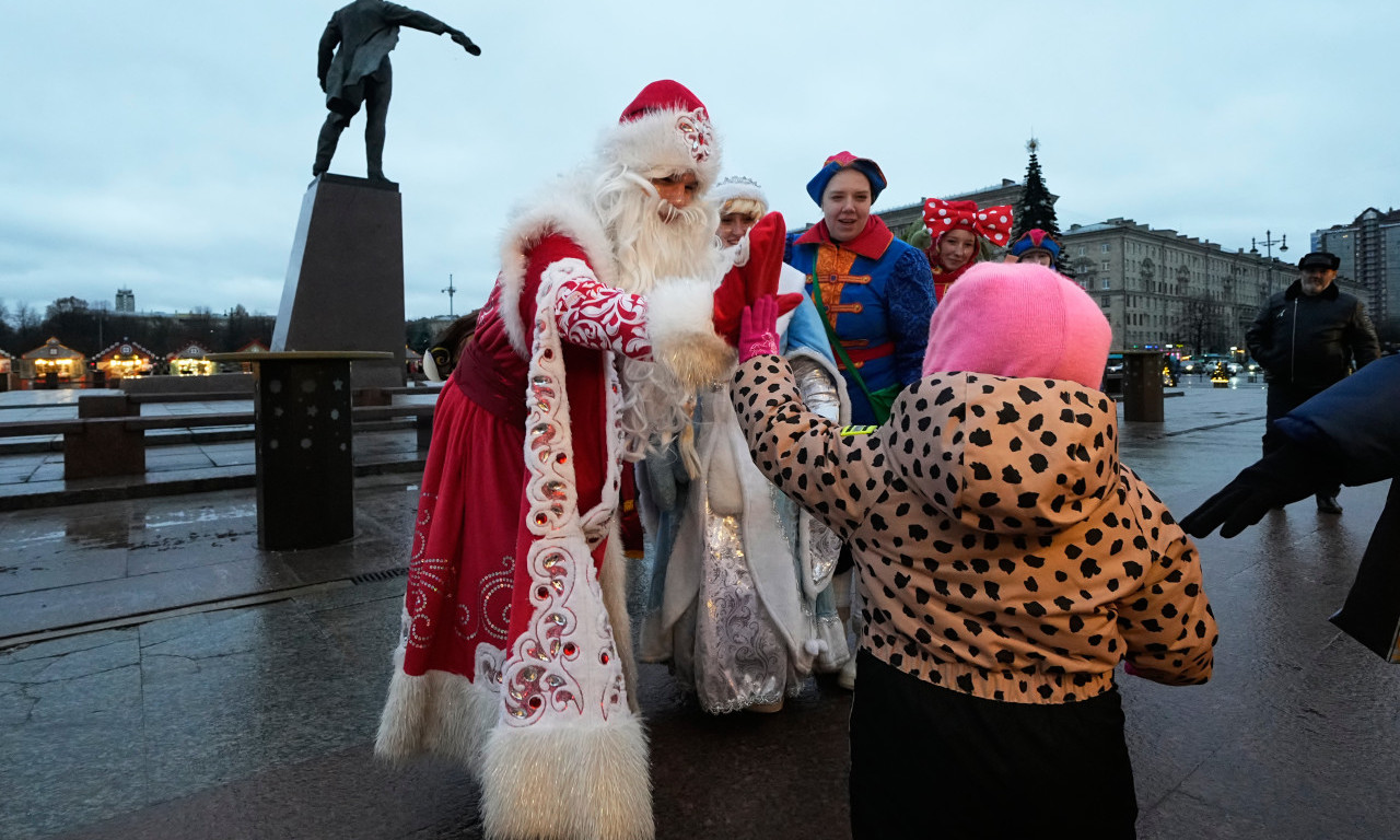 DECA ODUŠEVLJENA, STARIJI FASCINIRANI PRIZOROM Pravi Deda Mraz krenuo na novogodišnje putovanje (FOTO)