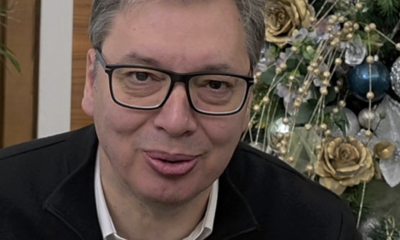 UŽIVO VUČIĆ OBILAZI BOŽIĆNO SEOCE ISPRED SKUPŠTINE: Veliki broj građana hoće da se slika sa predsednikom