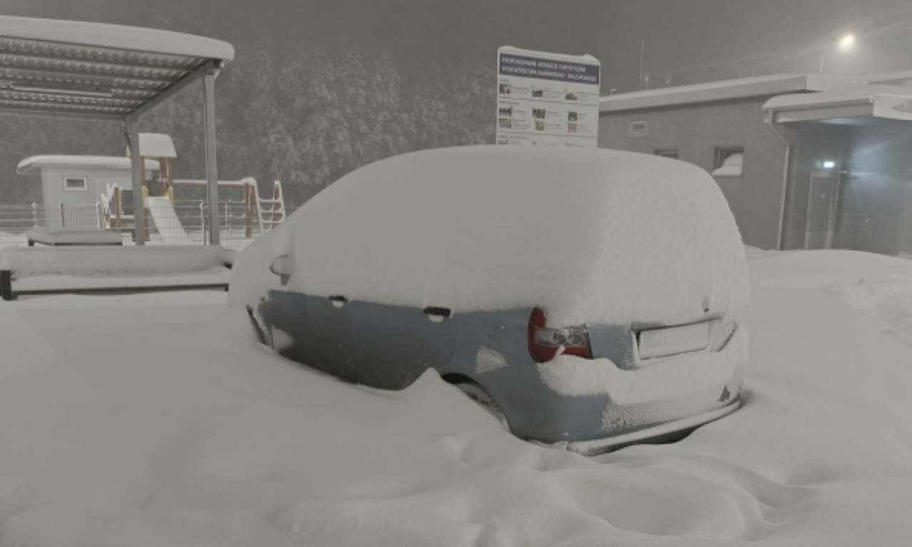 SNEŽNI PAKAO: Kolona od 20 kilometara zarobila stotine vozača, policija celu noć spasavala ljude iz smetova! (FOTO+VIDEO)