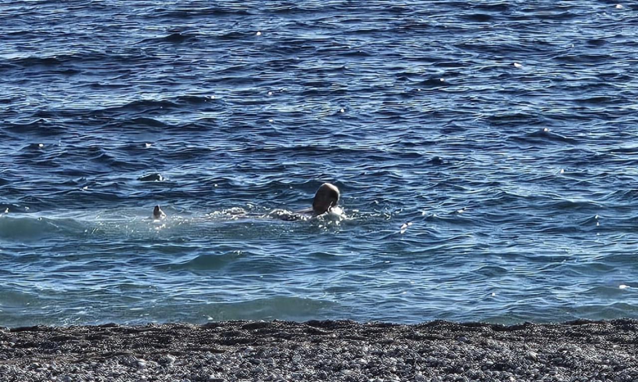 NEĆETE VEROVATI ŠTA SE DESILO 1. JANUARA! Otvorena sezona kupanja u Crnoj Gori – brčkanje u ledenom moru kao usred leta! (FOTO)