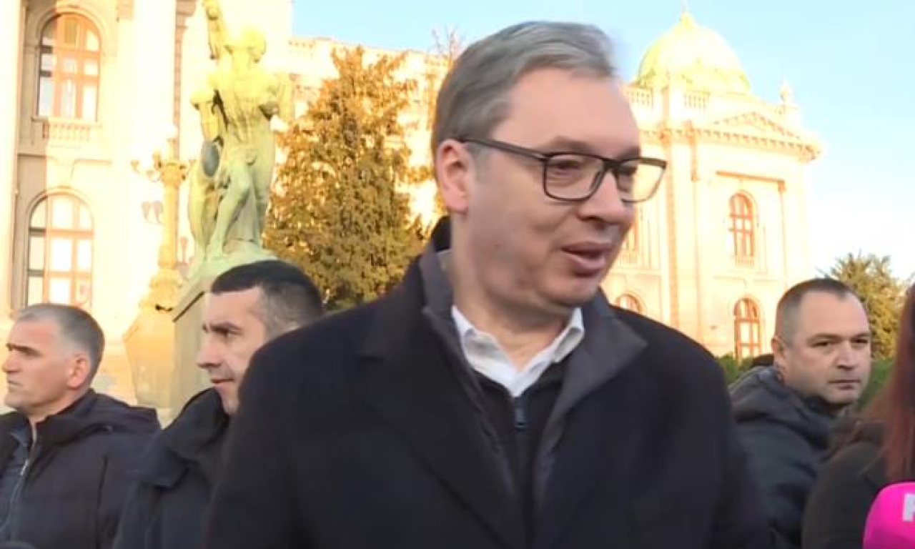 UŽIVO VUČIĆ OBILAZI BOŽIĆNO SEOCE ISPRED SKUPŠTINE: Veliki broj građana hoće da se slika sa predsednikom