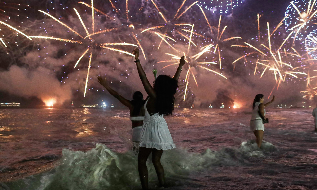 NA PLAŽI U RIJU NOVU GODINU DOČEKALO 2,6 MILIONA LJUDI! Spektakularna Kopakabana i novi Ginisov rekord (FOTO + VIDEO)