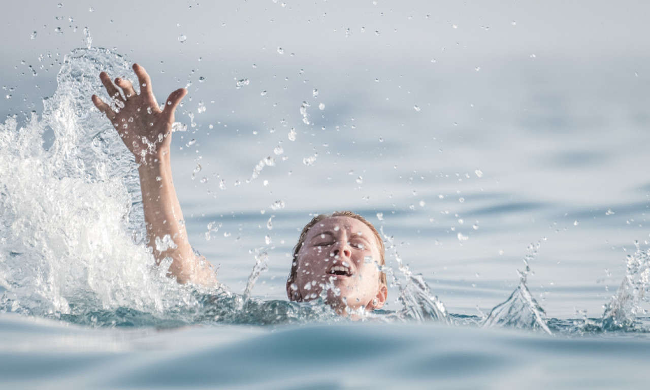 PROFESOR IZ NOVOG SADA SPASAO DEVOJKU IZ LEDENOG DUNAVA Evo šta je Nebojša rekao posle herojskog podviga (FOTO)