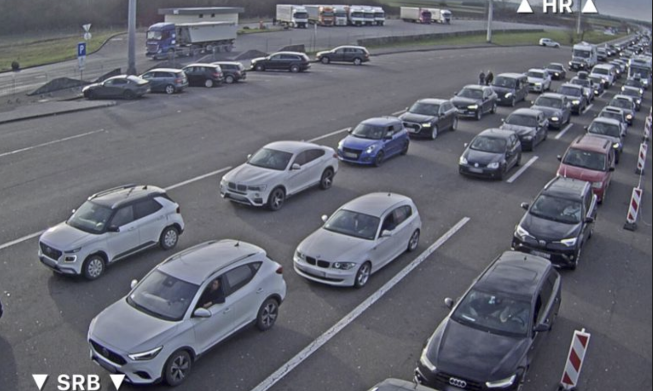 OVO JE RASPAD SISTEMA! Na ulazak u Hrvatsku čeka se satima, evo šta je napravilo kolaps (FOTO)