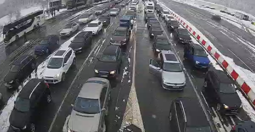 VEĆ DANAS KREĆU GUŽVE U SAOBRAĆAJU ZBOG PRAZNIKA Apel vozačima, ali i biciklistima...evo na šta treba posebno obratiti pažnju