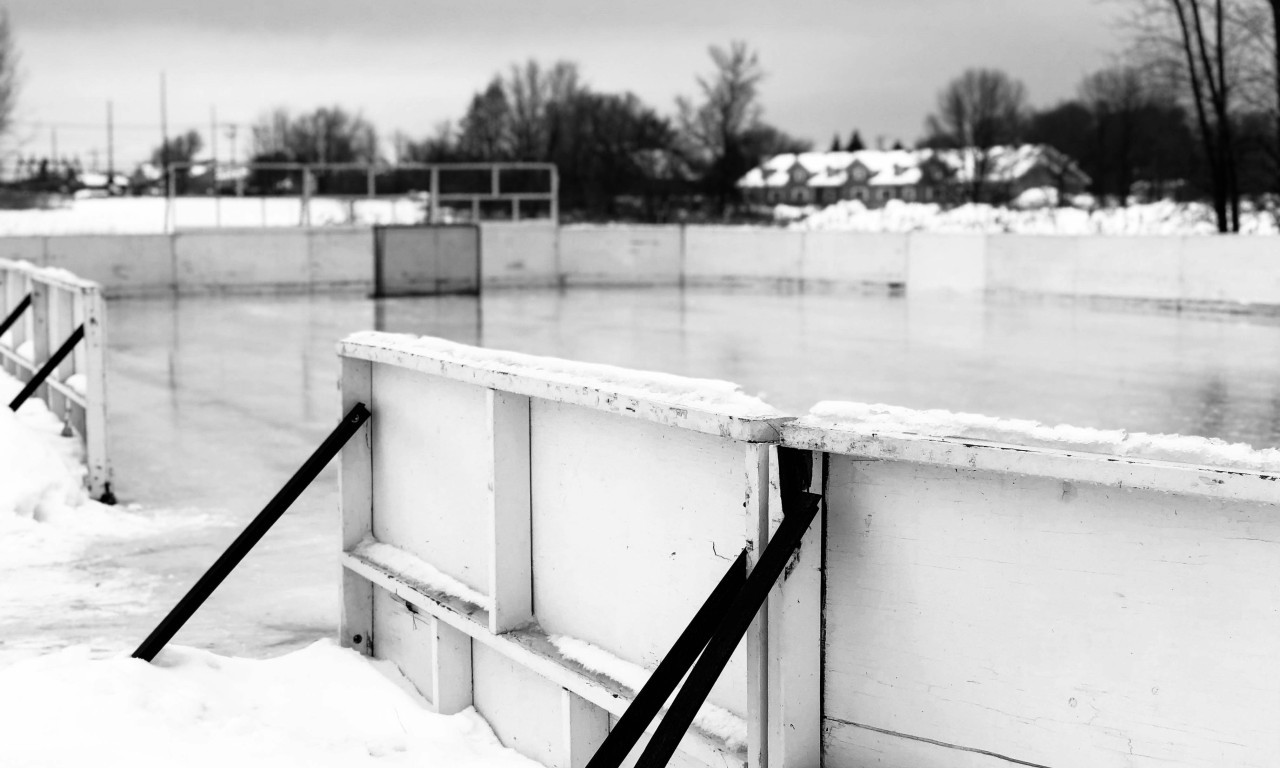 URUŠILA SE NADSTREŠNICA NA KLIZALIŠTU U INĐIJI! Stubovi nisu izdržali teret (FOTO)