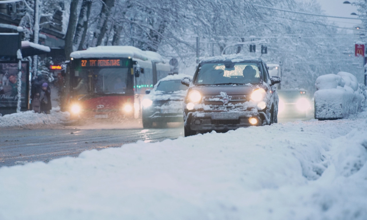 POGLEDAJTE ULICE U BEOGRADU Javne službe bez prestanka uklanjaju sneg, upaljeni crveni alarmi (VIDEO)