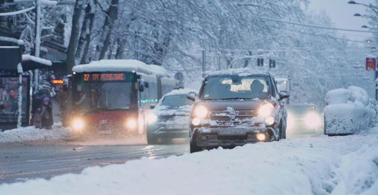 POGLEDAJTE ULICE U BEOGRADU Javne službe bez prestanka uklanjaju sneg, upaljeni crveni alarmi (VIDEO, FOTO)