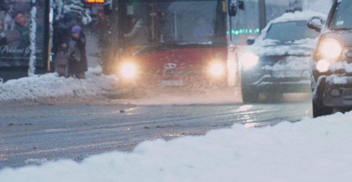 POGLEDAJTE ULICE U BEOGRADU Javne službe bez prestanka uklanjaju sneg, upaljeni crveni alarmi (VIDEO, FOTO)