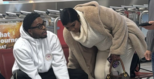 EKSKLUZIVNO: Tajrik Džons prvi put obukao dres Olimpijakosa na aerodromu – Maksim iz Srbije prvi navijač koji ga je pozdravio (FOTO+VIDEO)