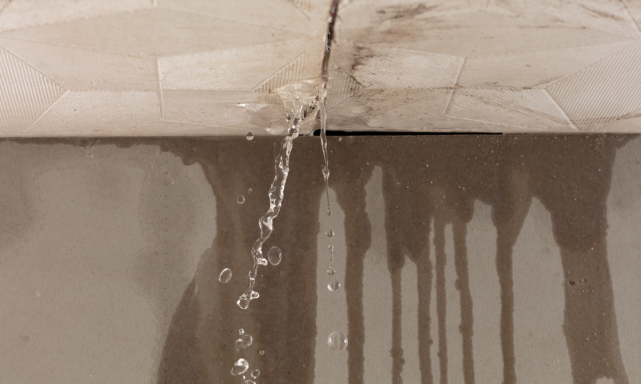 HAOS U POPULARNOM TRŽNOM CENTRU U BEOGRADU Pukao krov, slila se ogromna količina vode, objavljen šok snimak (VIDEO)