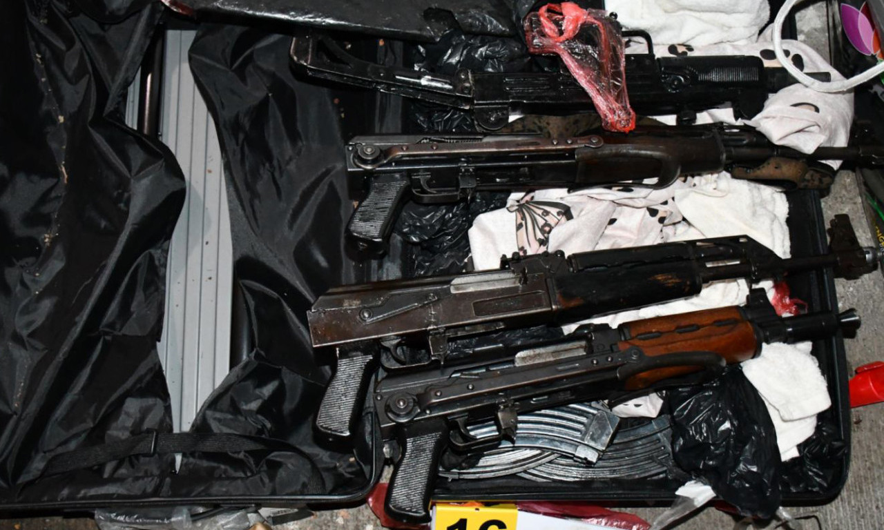 JEZIVO! POGLEDAJTE ARSENAL ORUŽJA PRONAĐEN U GARAŽI U NOVOM BEOGRADU! Poznato i ko je uhapšen (FOTO)