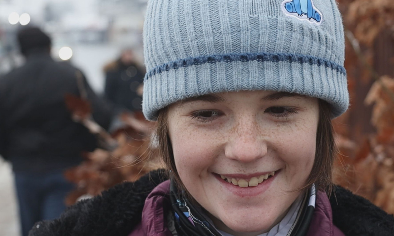 AKO STE U KRUŠEVCU, OVDE KUPITE BADNJAK: Tri sestre ostale bez majke, ali nisu odustale - priča koja je rasplakala Srbiju pred Božić