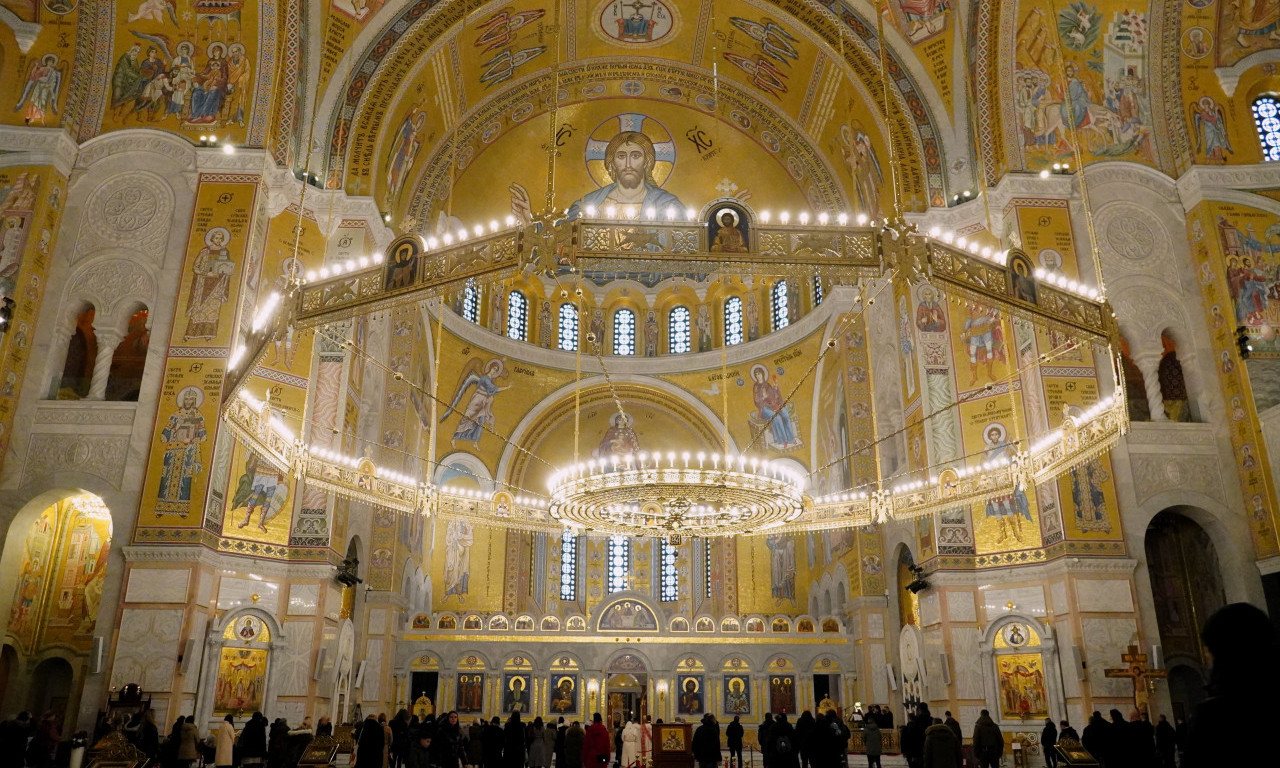 PLAMEN IZ JERUSALIMA STIGAO U PRESTONICU: Vernici dočekali Blagodatni oganj u Hramu Svetog Save