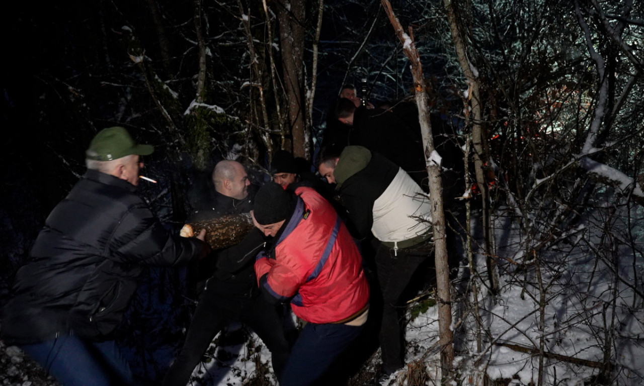 OVAKO SU SRPSKI DOMAĆINI SA POTOMCIMA JUTROS URANILI PO BADNJAK! Prelepa praznična slika iz sela Gornja Trepča (FOTO+VIDEO)