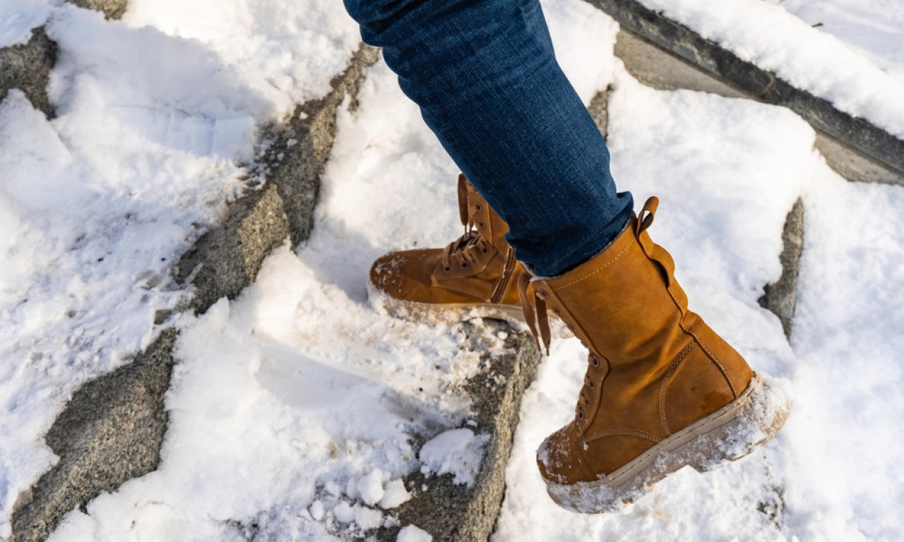LED SA STEPENICA NESTAJE OČAS POSLA Tečnost od tri sastojka otapa poledicu bez štete