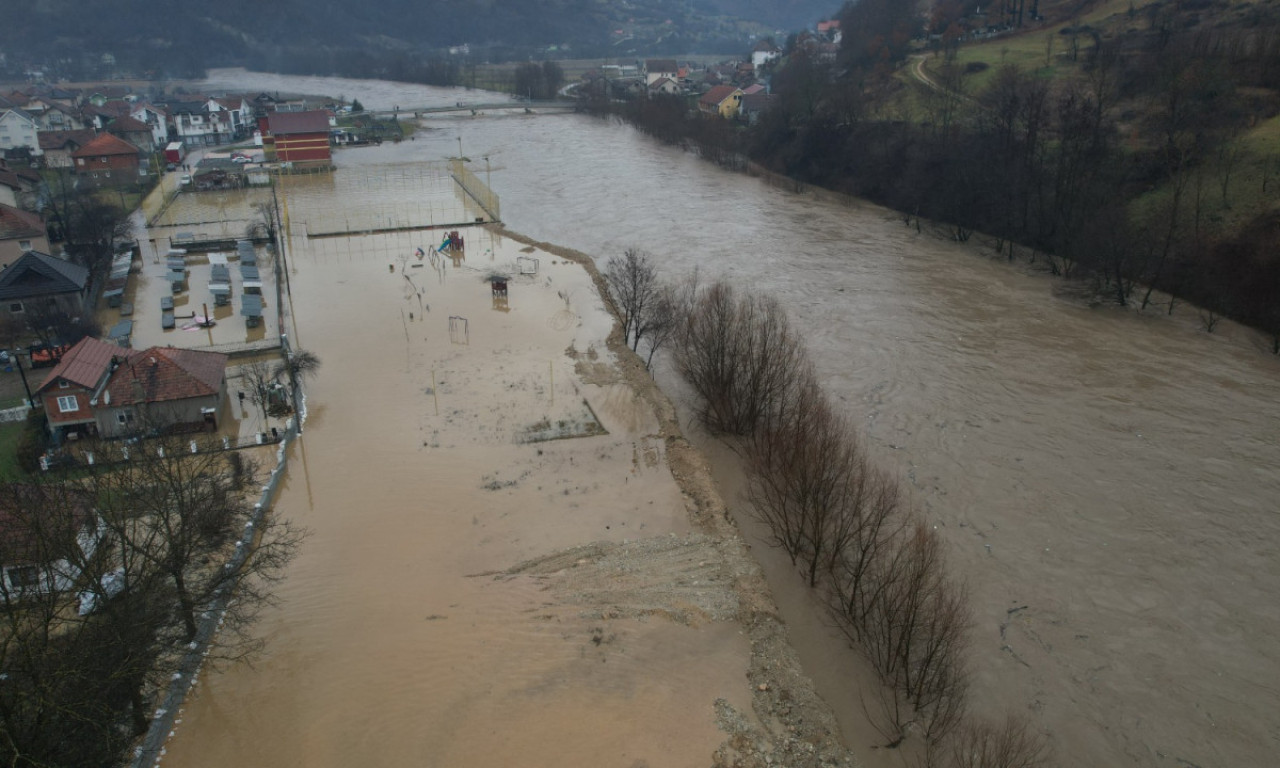 DRAMA NA LIMU! VODA OPKOLILA KUĆE, HITNA EVAKUACIJA! Spasilački timovi na terenu (FOTO)
