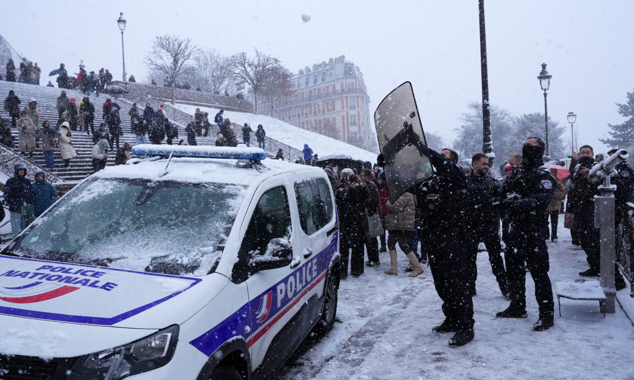 PETORO LJUDI STRADALO U SNEŽNOM NEVREMENU Tragedija u Francuskoj (FOTO)
