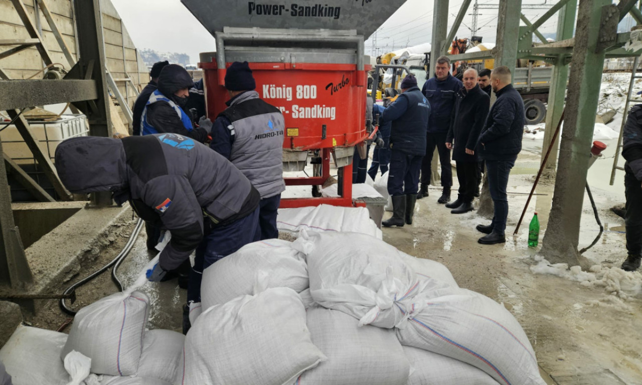 PRVE SLIKE DRAME NA LIMU! DŽAKOVI, EVAKUACIJA I BORBA ZA IMOVINU Evo gde je najkritičnije (FOTO+VIDEO)