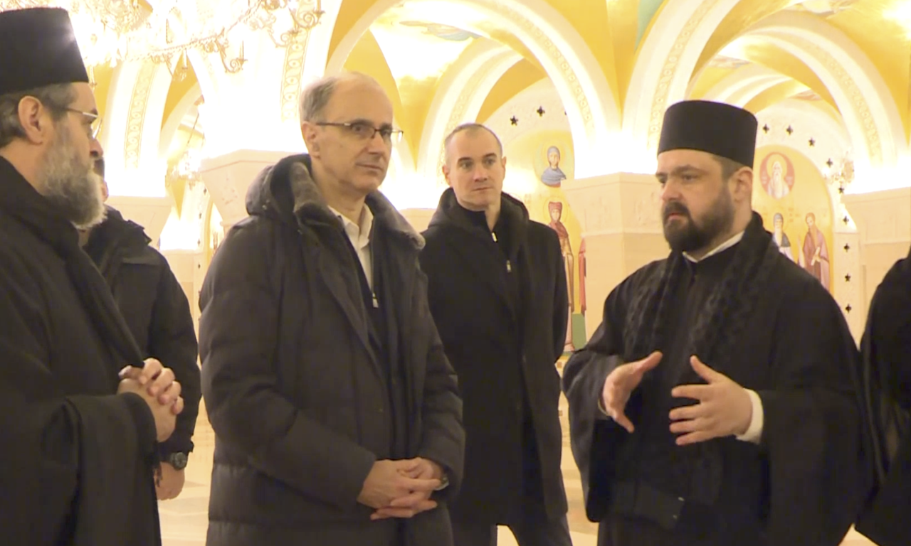 ĐURO MACUT U HRAMU SVETOG SAVE Evo kako premijer obeležava Badnji dan (VIDEO)