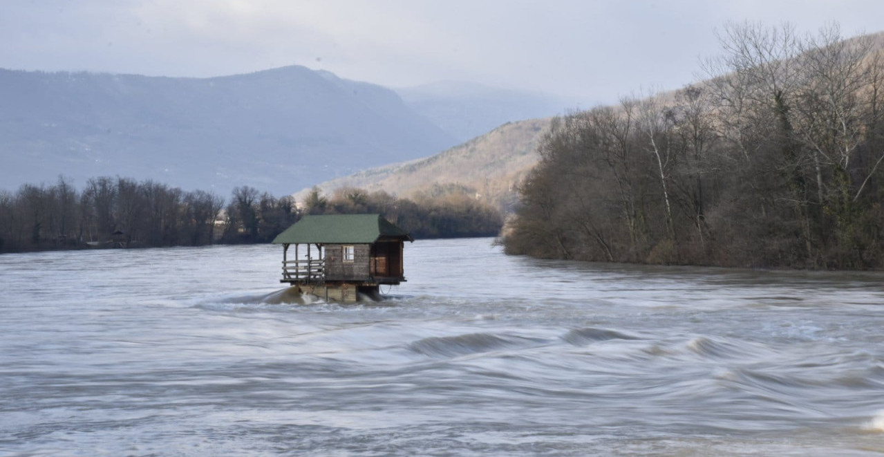 KUĆICA NA DRINI NA UDARU VODENE STIHIJE, VODA VEĆ UŠLA U NJU! "Nadamo se da će i ovaj put izdržati..."