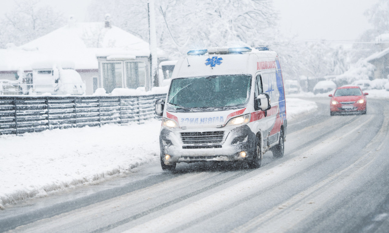 BEOGRAĐANI ZBOG PADOVA MASOVNO ZAVRŠAVALI U HITNOJ Poledica pravi probleme!