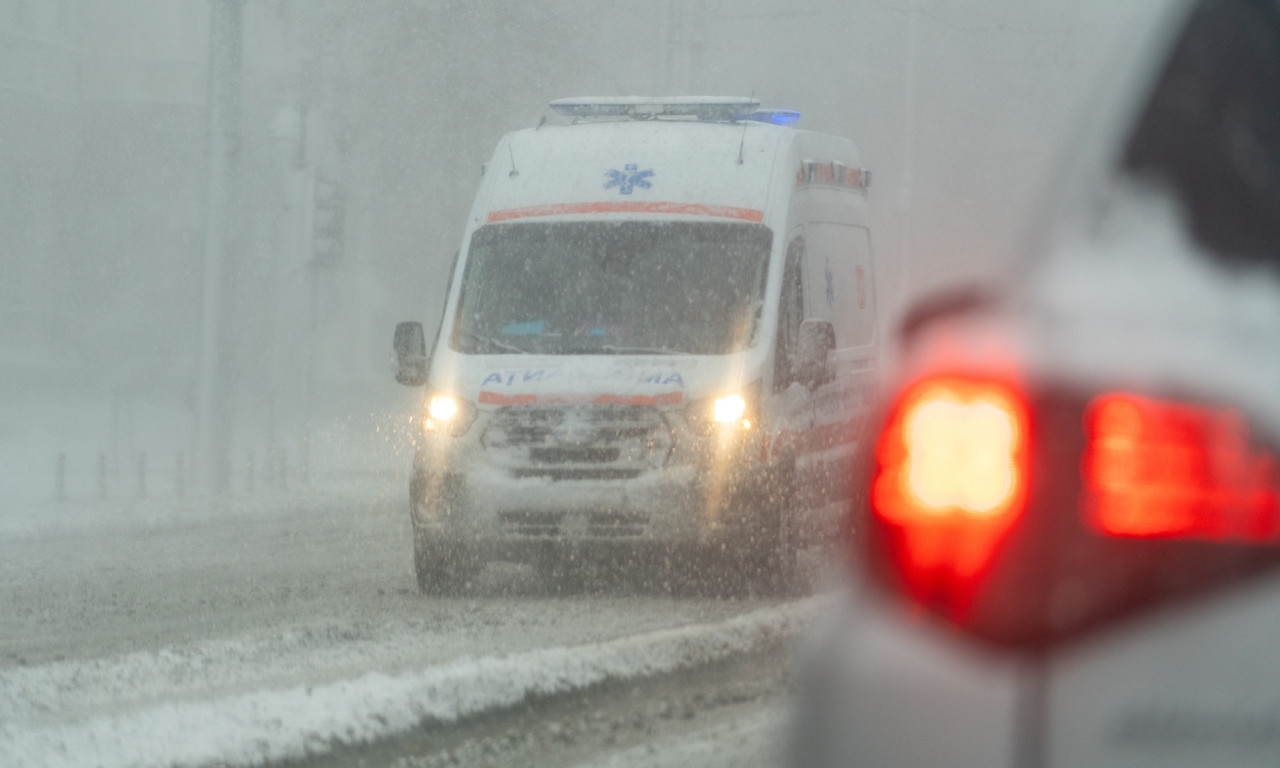 SNEG PAO SA ZGRADE I UBIO DEVOJKU! Pogledajte snimak koji ledi krv u žilama (UZNEMIRUJUĆI VIDEO)