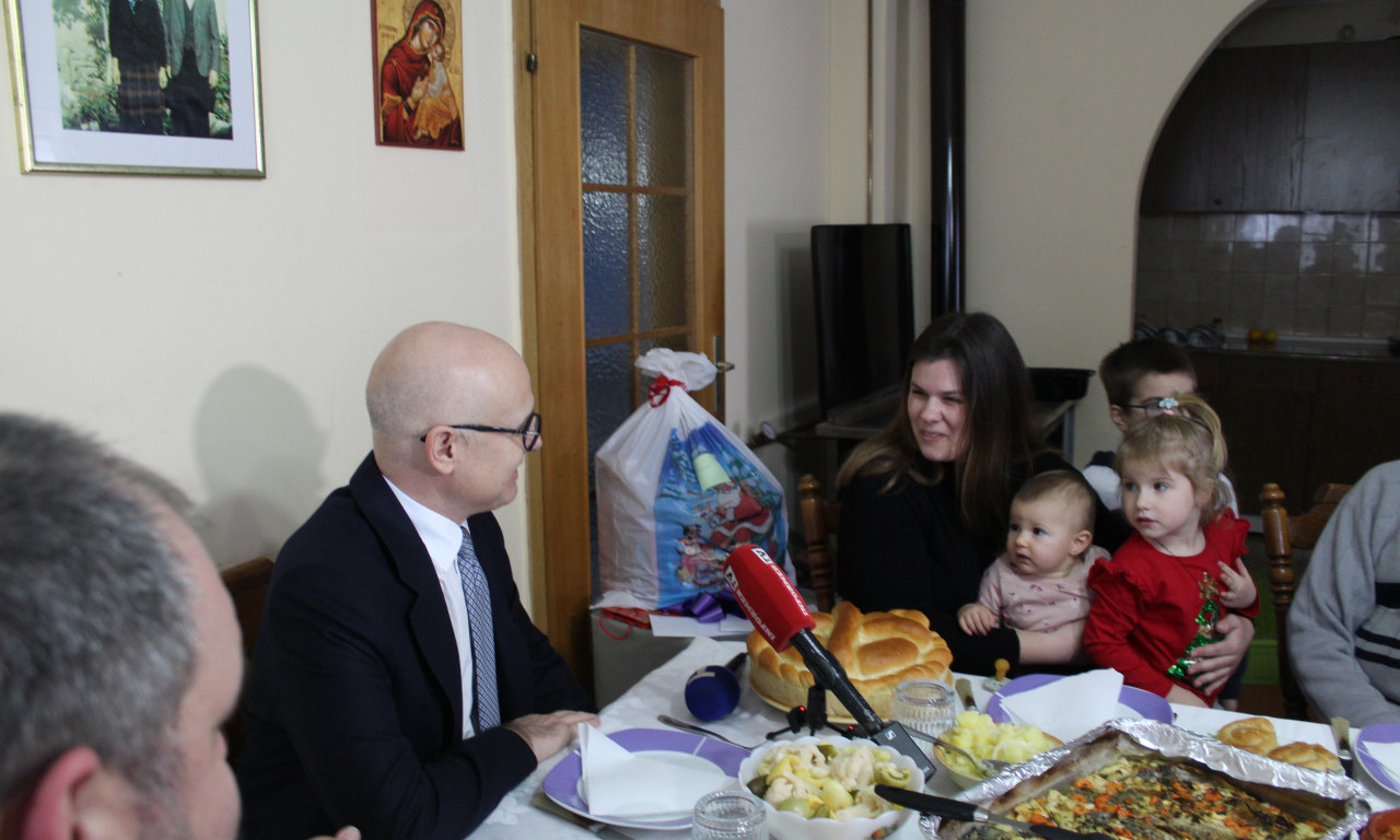 SAMOHRANA MAJKA DOBIJA SVOJ DOM Vučević doneo paketiće i nadu na Badnji dan (FOTO)