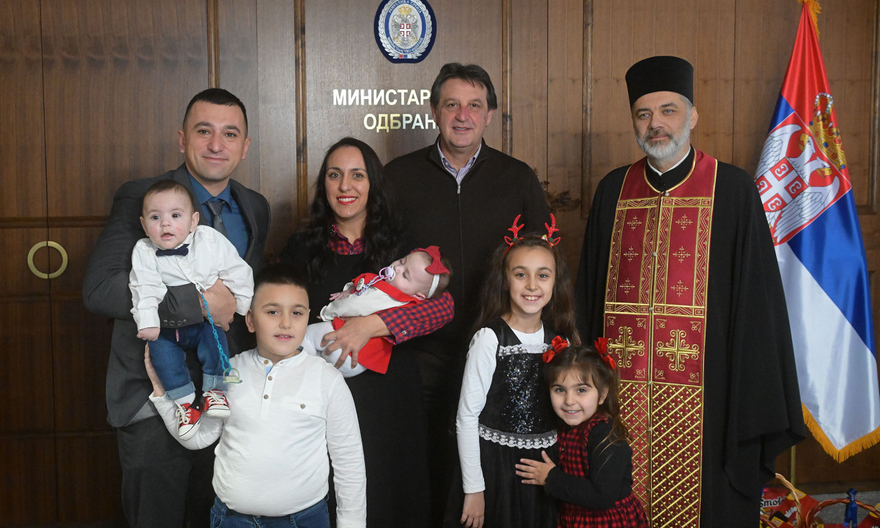 PORODICA JE TEMELJ NAŠEG DRUŠTVA Ministar Gašić na božićnom ručku ugostio sedmočlanu porodicu pripadnika Vojske Srbije (FOTO)