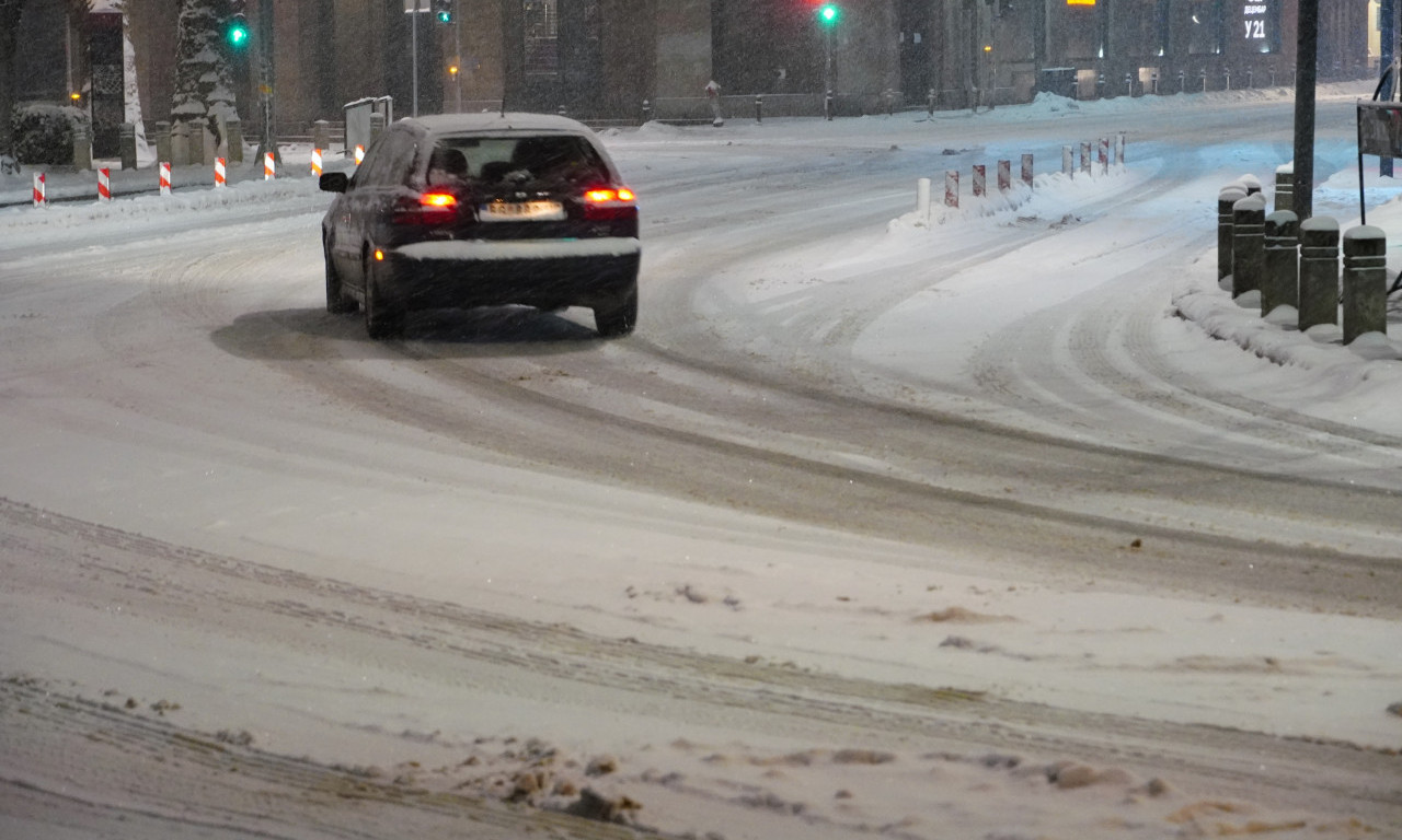 DRAMA NA MEDAKOVIĆU Više pešaka povređeno, padali zbog klizavog puta - ekipa Hitne pomoći se zaglavila u snegu (FOTO)