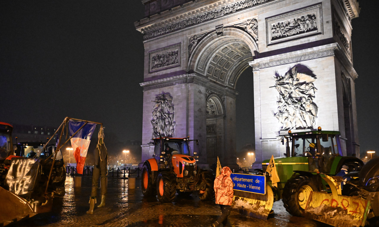 AJFELOV TORANJ I TRIJUMFALNA KAPIJA POD BLOKADOM Poljoprivrednici digli Pariz na noge (FOTO)