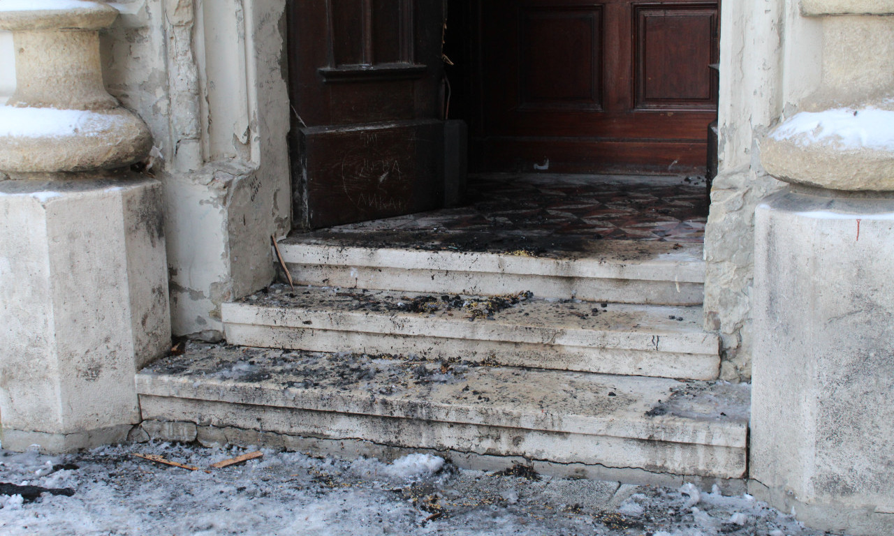 DRAMA U CENTRU NOVOG SADA Podmetnut požar na crkvi Imena Marijinog, kamere snimile buktinju (FOTO/VIDEO)