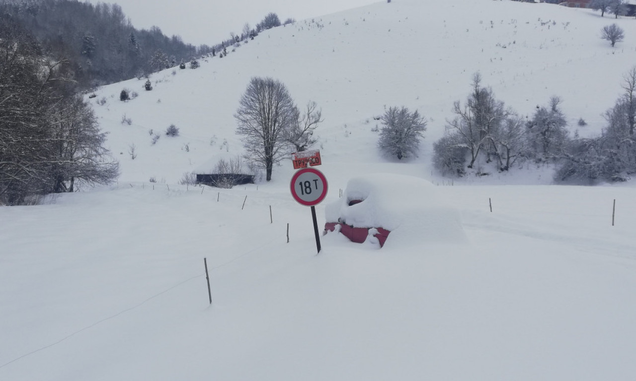 PREVRNUO SE KAMION PUN PIVA KOD VELIKE GREDE Završio na boku usred snega (FOTO)