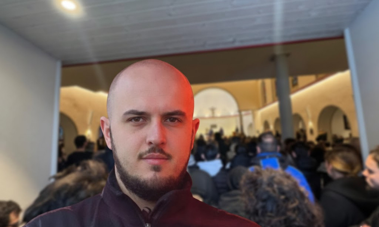 (EKSKLUZIVNO) TUGA KOJA JE OKOVALA ALPE: Više od 1.000 Srba ispratilo heroja Stefana, jecaji majke i oca parali tišinu (FOTO)