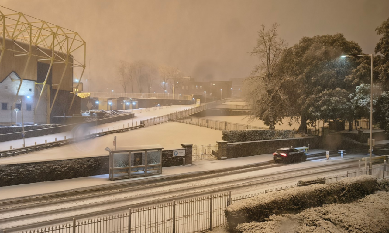 BRITANIJU POGODILA RAZORNA OLUJA: Vetar od 159 km/h, crveni alarmi, građani bez struje i izlaska iz kuća