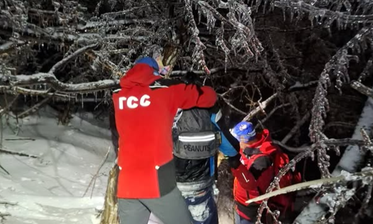 PLANINARI SE IZGUBILI NA RTNJU Bili zarobljeni u dubokom snegu, Gorska služba odmah krenula u akciju (VIDEO)