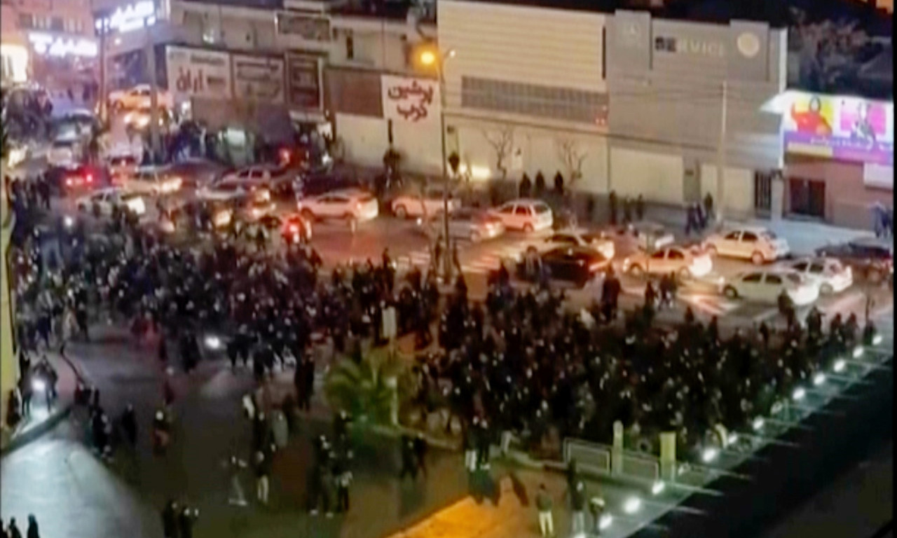 IRAN POTPUNO ODSEČEN OD SVETA Hamnei se obratio javnosti, evo koga je optužio za nerede (FOTO/VIDEO)