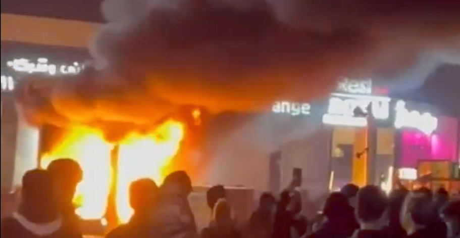 GORI IRAN! ZAPALJENA I DŽAMIJA Protesti se šire, potresni prizori iz Teherana obilaze svet (VIDEO)
