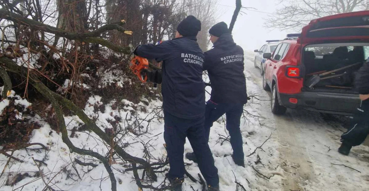 "OVO JE ODGOVOR KAD USLOVI DIKTIRAJU RIZIK" Policija i vatrogasci na terenu, uz građane, bez izuzetka (FOTO)