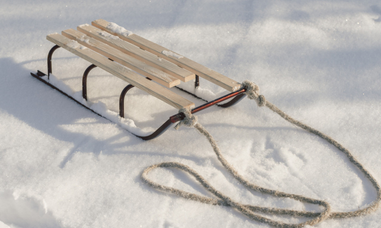 OBJAVLJEN SNIMAK STRAVIČNE NESREĆE U KRALJEVU Automobil pregazio dve tinejdžerke dok su se sankale (UZNEMIRUJUĆI VIDEO)