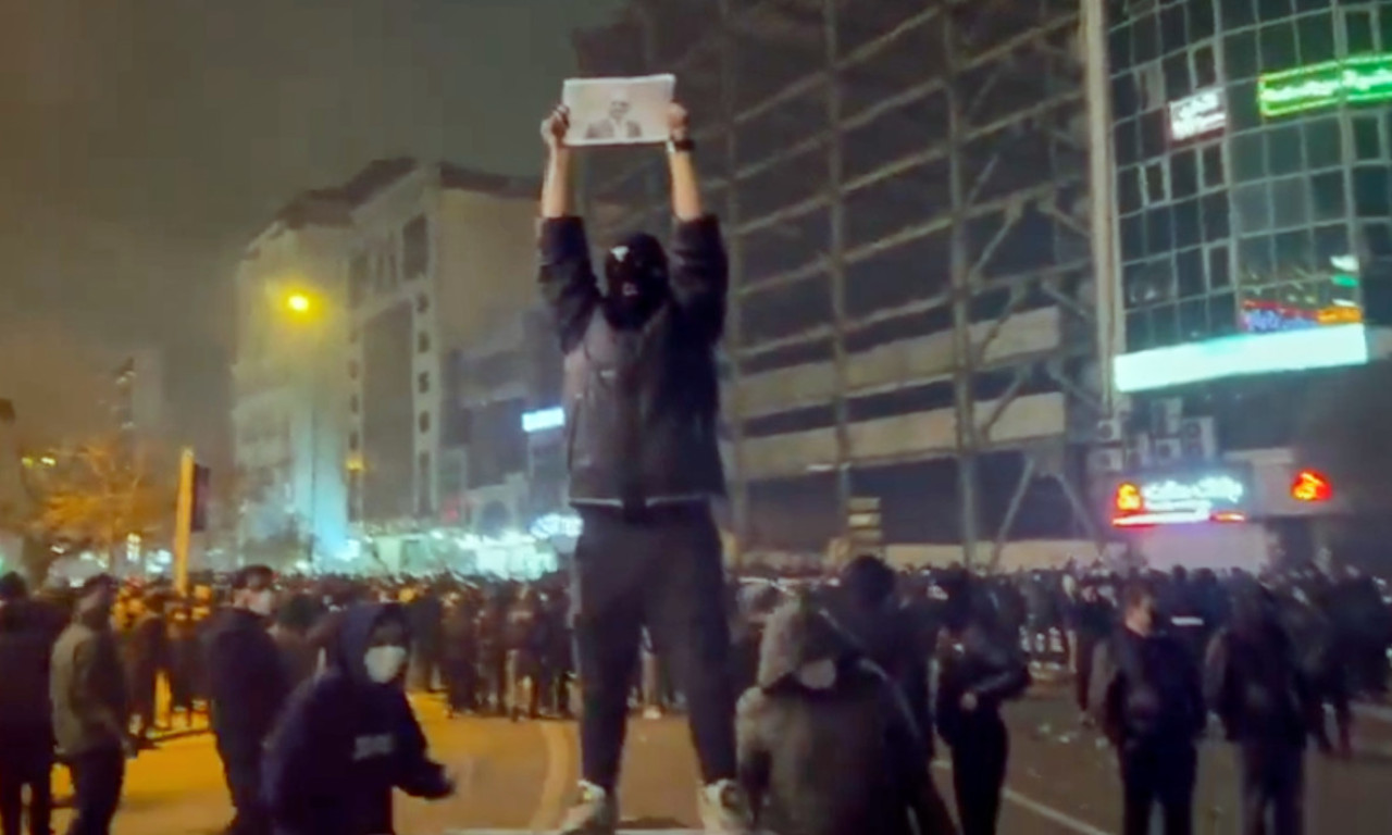 ŠTA SE DEŠAVA U IRANU - PROTESTI PRERASLI U HOROR! Broje se mrtvi, bolnice pune: "Direktni hici u glave i srca" (VIDEO)