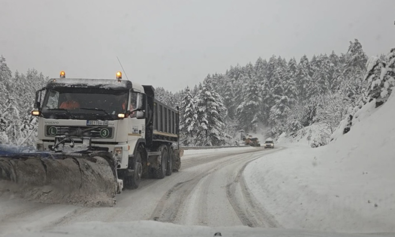 JEZIVE SLIKE SA LICA MESTA! Mećava na Zlatiboru ne jenjava: Jak vetar nanosi sneg, zabrana za šlepere i dalje na snazi!