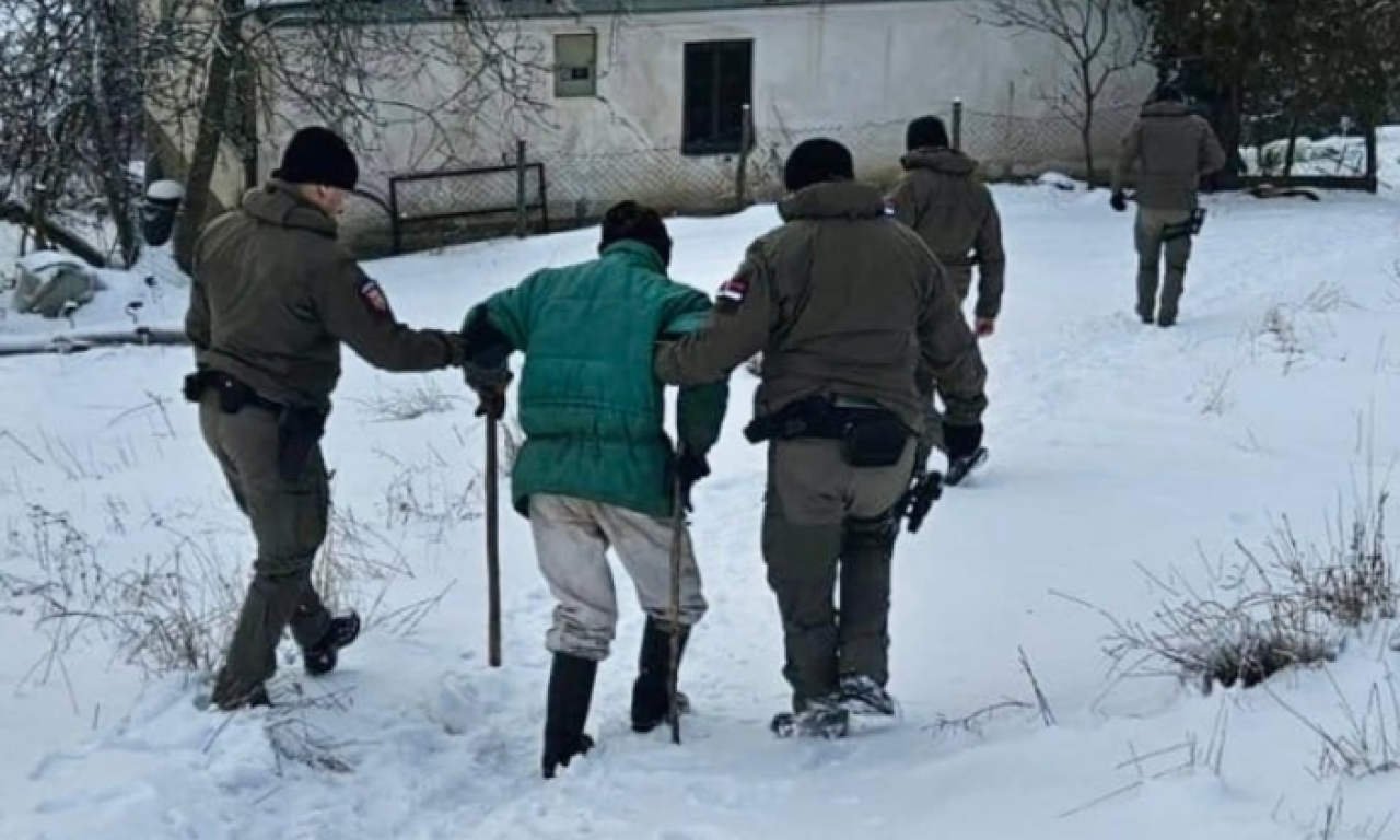 SRPSKA POLICIJA SPASILA MUŠKARCA (82) Danima bio bez hrane, terapije i ogreva (FOTO)