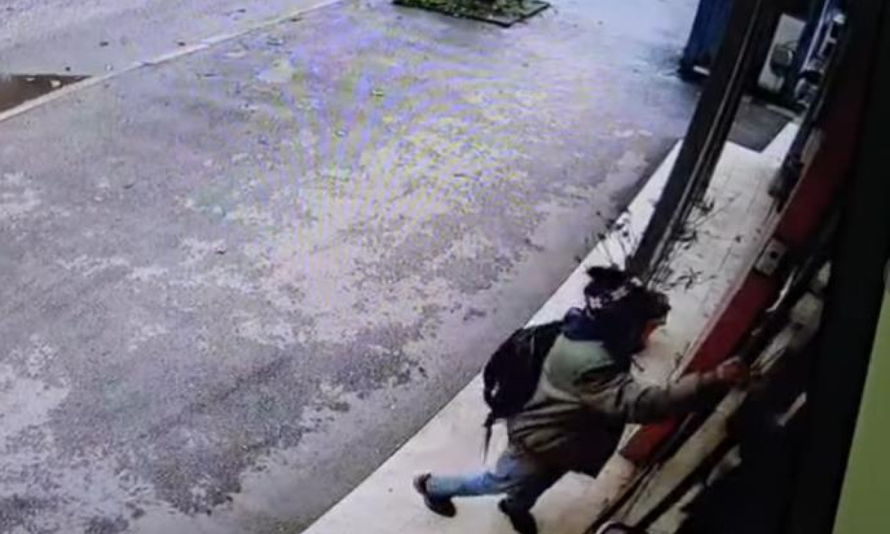 NAPADNUTA BUGARSKA AMBASADA U SKOPLJU: Muškarac prišao staklenim vratima i udario...traži se hitna reakcija nadležnih