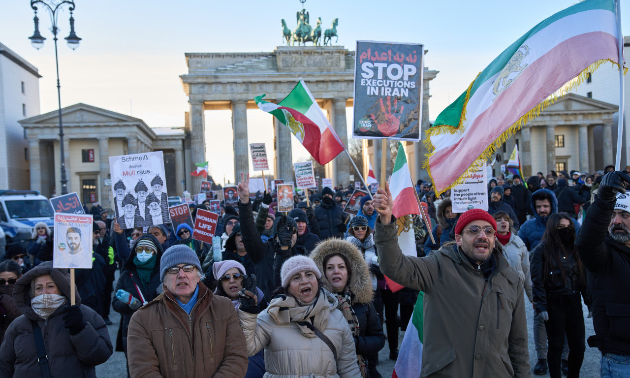 IRAN GORI 14 DANA, VLAST UZVRAĆA UDARAC! Žalost i masovni marš protiv "terorista" (FOTO)